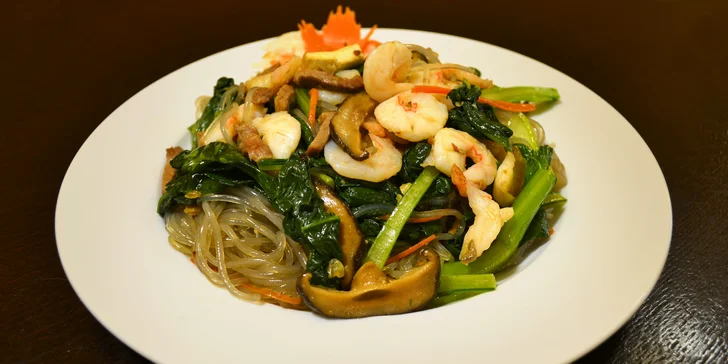 Výběr ze závitků a tradičních jídel ve vietnamské restauraci u náplavky