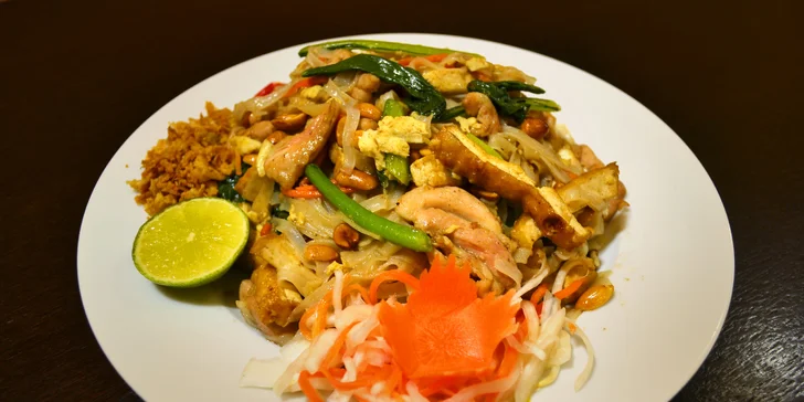 Výběr ze závitků a tradičních jídel ve vietnamské restauraci u náplavky