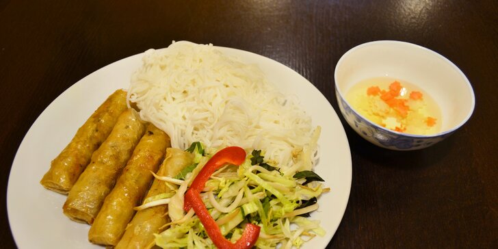 Výběr ze závitků a tradičních jídel ve vietnamské restauraci u náplavky
