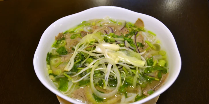 Výběr ze závitků a tradičních jídel ve vietnamské restauraci u náplavky