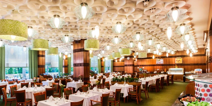 V ceně máte zahrnutou polopenzi s jídly podávanými formou bohatého bufetu v elegantní restauraci Tavirózsa. 