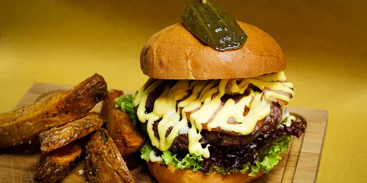 Grilovaný hovězí burger se steakovými hranolky a fenyklovou majonézou