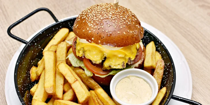 Burger z českého skotu, hranolky, majonéza i pivo Budvar pro 1–2 osoby