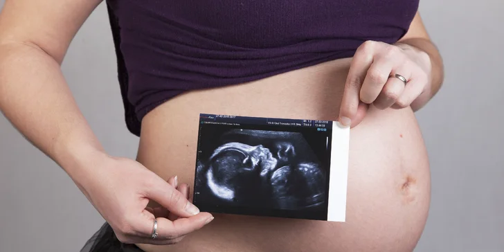 Profesionální novorozenecké (newborn) a těhotenské focení v ateliéru