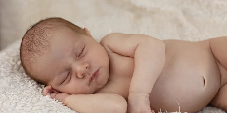 Profesionální novorozenecké (newborn) a těhotenské focení v ateliéru