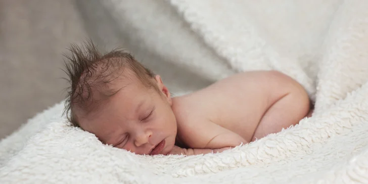 Profesionální novorozenecké (newborn) a těhotenské focení v ateliéru