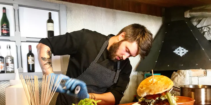 Hovězí či lososový burger s americkými bramborami nebo salátem Coleslaw