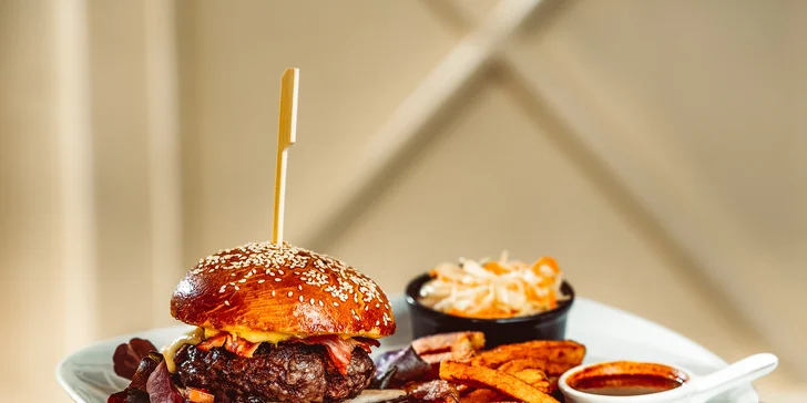 Hovězí, kuřecí nebo vege burger, hranolky a salát u náplavky až pro 4 osoby