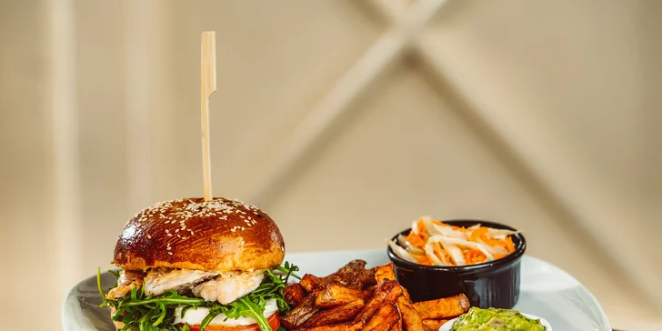 Hovězí, kuřecí nebo vege burger, hranolky a salát u náplavky až pro 4 osoby