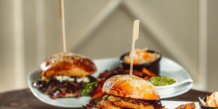 Hovězí, kuřecí nebo vege burger, hranolky a salát u náplavky až pro 4 osoby
