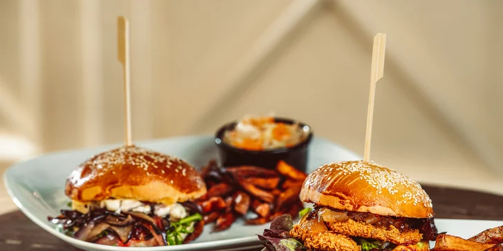 Hovězí, kuřecí nebo vege burger, hranolky a salát u náplavky až pro 4 osoby