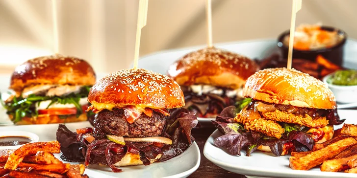 Hovězí, kuřecí nebo vege burger, hranolky a salát u náplavky až pro 4 osoby