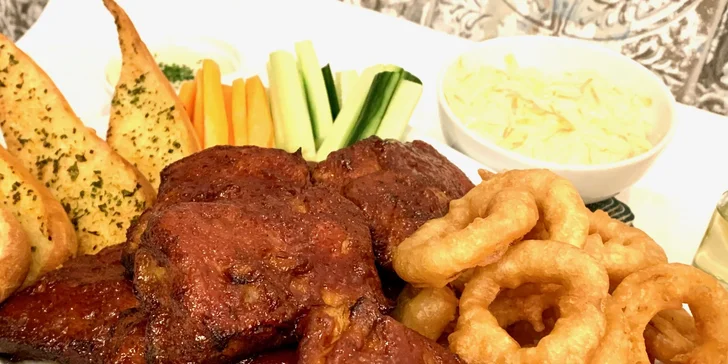 K masu si zakousnete cibulové kroužky v pivním těstíčku, zeleninové hranolky z celeru, okurky a karotky i salát coleslaw.