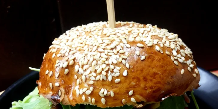 XXL burgery s masem od řezníka v domácí máslové bulce
