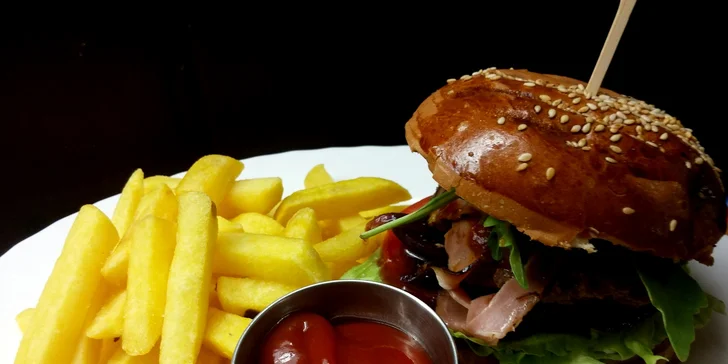 XXL burgery s masem od řezníka v domácí máslové bulce