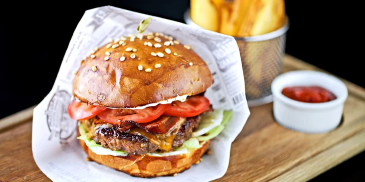 Hovězí burger 1869 připravený na pivu a půllitr Smíchovského piva
