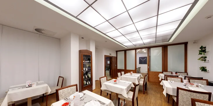 3chodové menu pro dva: telecí rilletes, kachní prso nebo salát a ananasové carpaccio se sorbetem