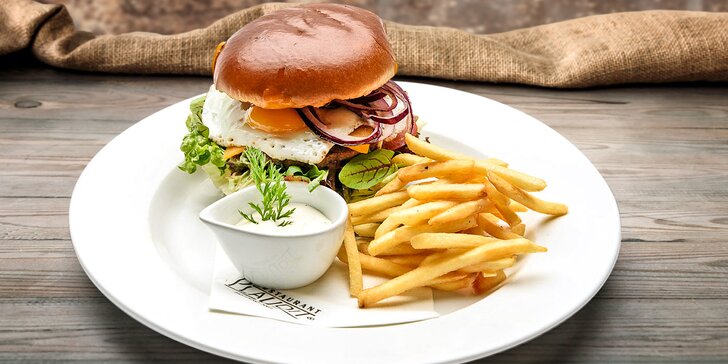 Šťavnatý steak nebo burger s přílohou v oblíbeném Plauditu v Mnichově Hradišti