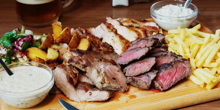 Prkno se 3 druhy steaků po 200 g, hranolky, brambory a 2 omáčkami