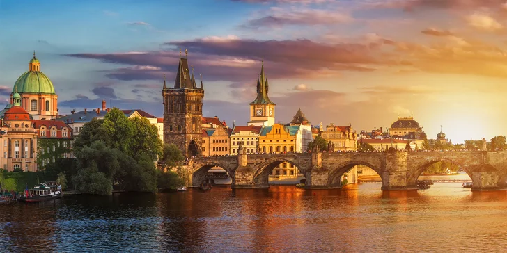 Tramvajová zastávka je kousek od hotelu, a dostanete se tak třeba přímým spojem až na Pražský hrad.