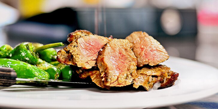 Dva hovězí steaky s přílohou: rump steak v celku a filírovaný flank steak