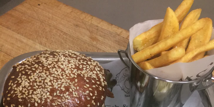 Burger dle výběru, cibulové kroužky, hranolky a salát coleslaw pro 1 nebo 2