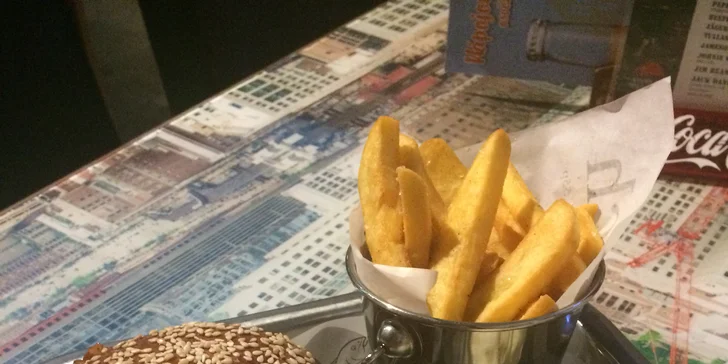 Burger dle výběru, cibulové kroužky, hranolky a salát coleslaw pro 1 nebo 2