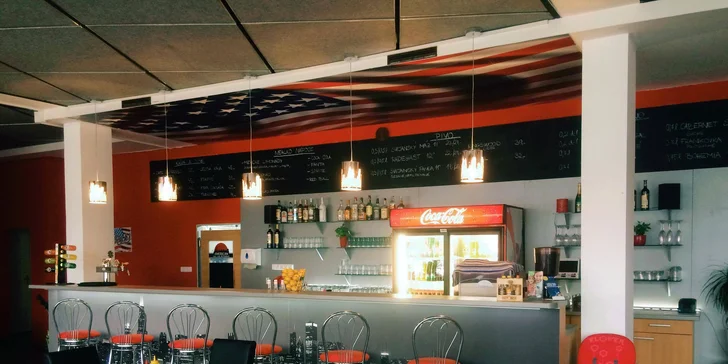Burger dle výběru, cibulové kroužky, hranolky a salát coleslaw pro 1 nebo 2