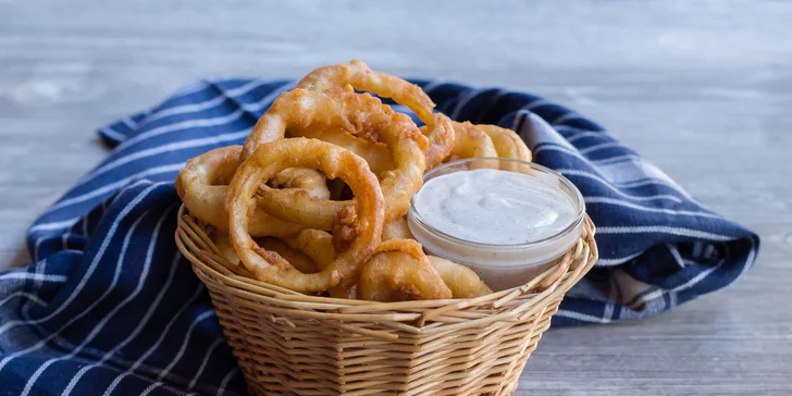 Burger dle výběru, cibulové kroužky, hranolky a salát coleslaw pro 1 nebo 2