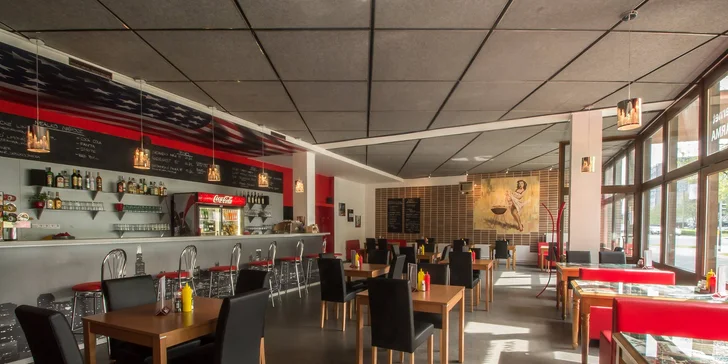 Burger dle výběru, cibulové kroužky, hranolky a salát coleslaw pro 1 nebo 2