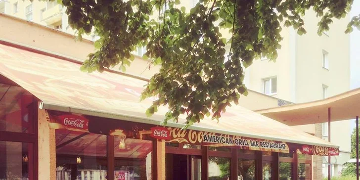 Burger dle výběru, cibulové kroužky, hranolky a salát coleslaw pro 1 nebo 2