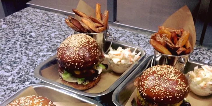 Burger dle výběru, cibulové kroužky, hranolky a salát coleslaw pro 1 nebo 2