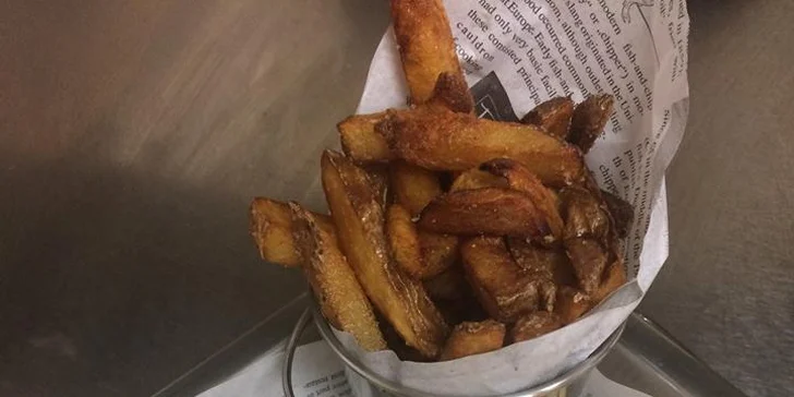 Burger dle výběru, cibulové kroužky, hranolky a salát coleslaw pro 1 nebo 2