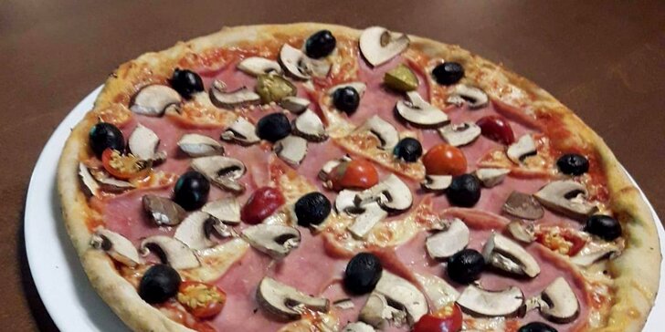 Italská specialitka: 2 čerstvě nazdobené pizzy dle výběru o průměru 32 cm
