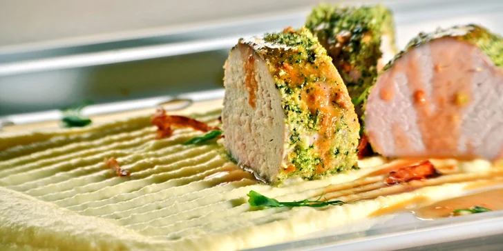 Tříchodové menu: sýrový koláč, vepřová kotleta nebo salát a jablečný sorbet