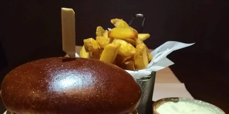 Domácí cheeseburger s hovězím masem, steakové hranolky a vanilkový shake