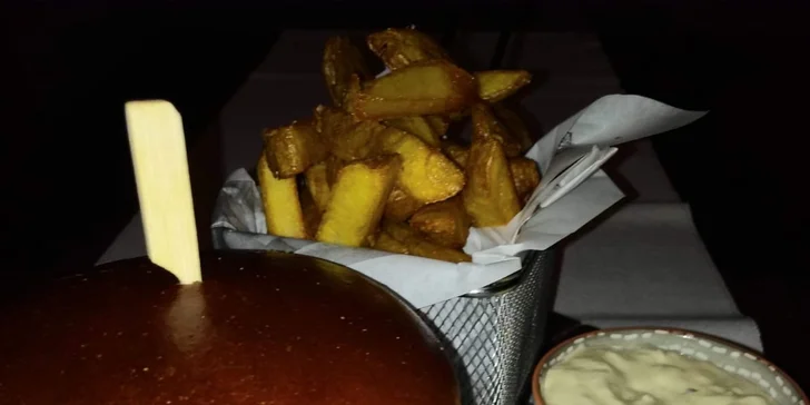 Domácí cheeseburger s hovězím masem, steakové hranolky a vanilkový shake
