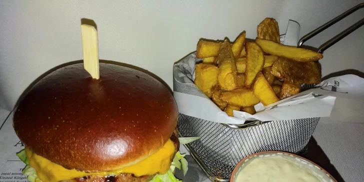 Domácí cheeseburger s hovězím masem, steakové hranolky a vanilkový shake