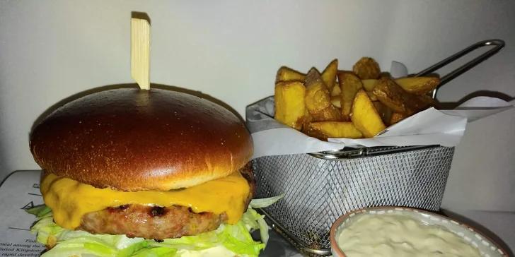 Domácí cheeseburger s hovězím masem, steakové hranolky a vanilkový shake