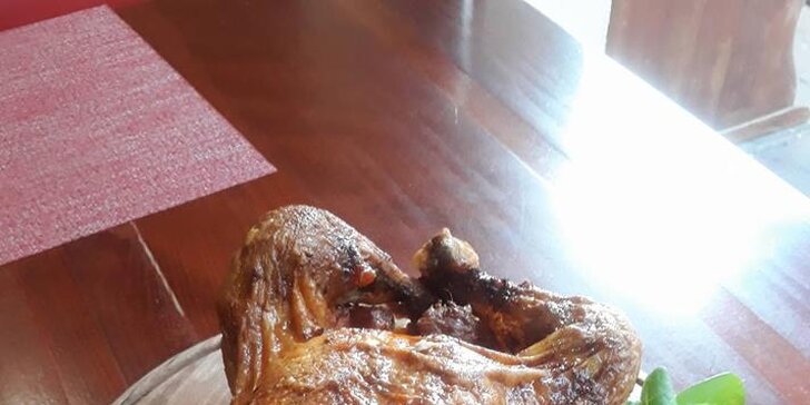 Dozlatova grilované celé kuře s pečivem a pikantním dresinkem
