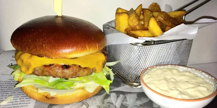 Domácí cheeseburger s hovězím masem, steakové hranolky a vanilkový shake