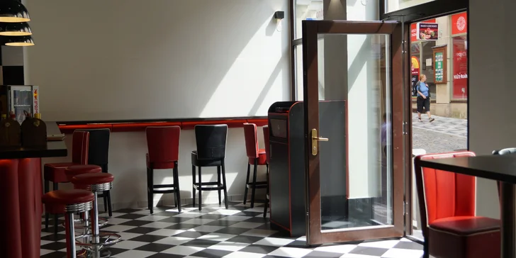 Coyote burger se salátem Coleslaw nebo s hranolky pro jednoho i dva