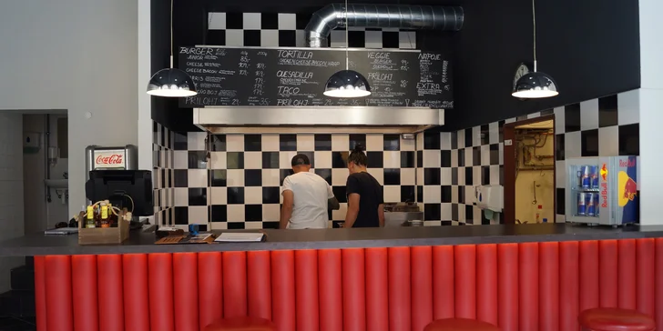 Coyote burger se salátem Coleslaw nebo s hranolky pro jednoho i dva