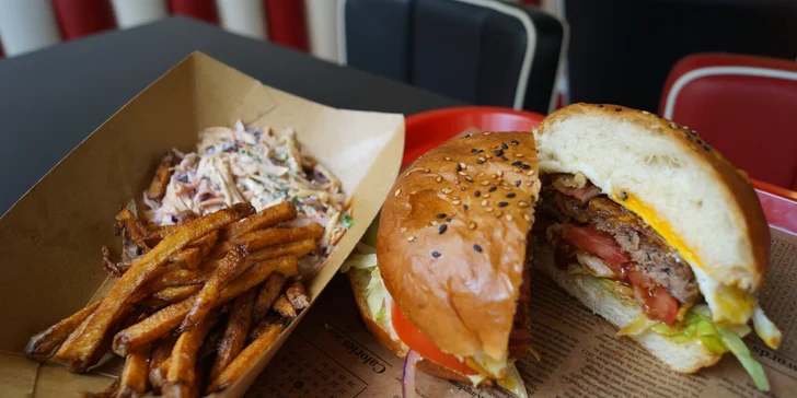 Coyote burger pro 1 nebo pro 2 se salátem coleslaw nebo s hranolky