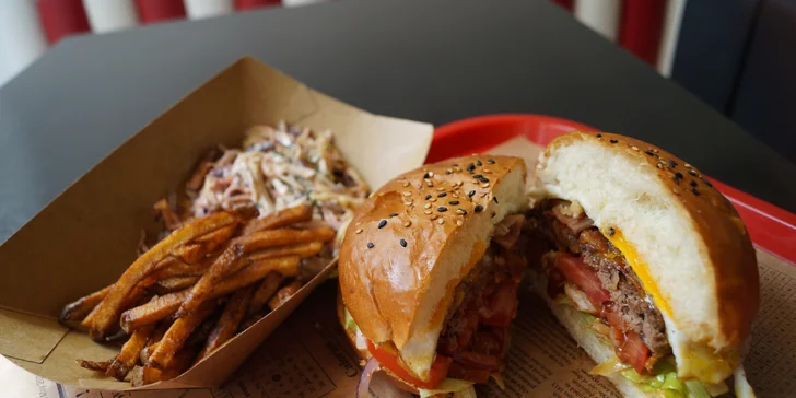 Coyote burger pro 1 nebo pro 2 se salátem coleslaw nebo s hranolky