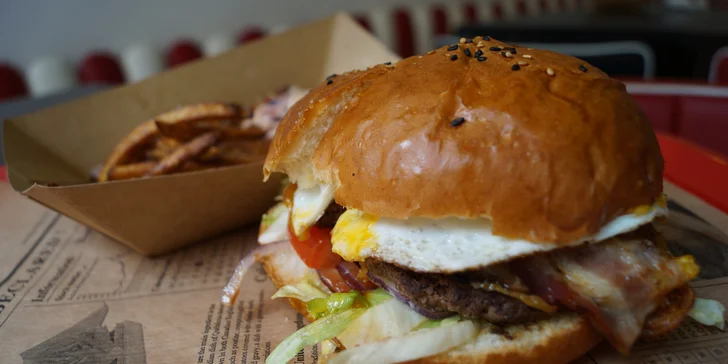 Coyote burger pro 1 nebo pro 2 se salátem coleslaw nebo s hranolky