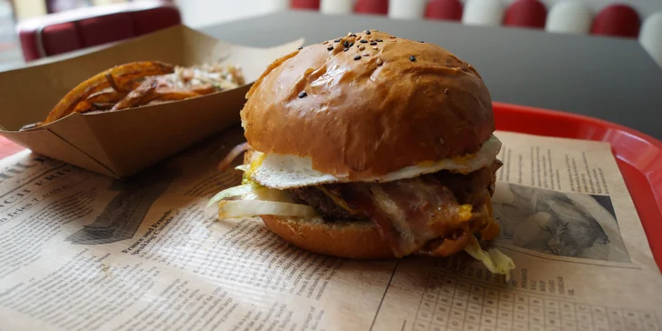 Coyote burger se salátem Coleslaw nebo s hranolky pro jednoho i dva