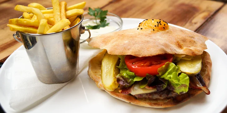 Bosenský burger s mletým hovězím a masem pečeným na lávovém kameni