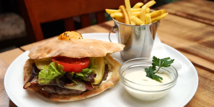 Bosenský burger s mletým hovězím a masem pečeným na lávovém kameni
