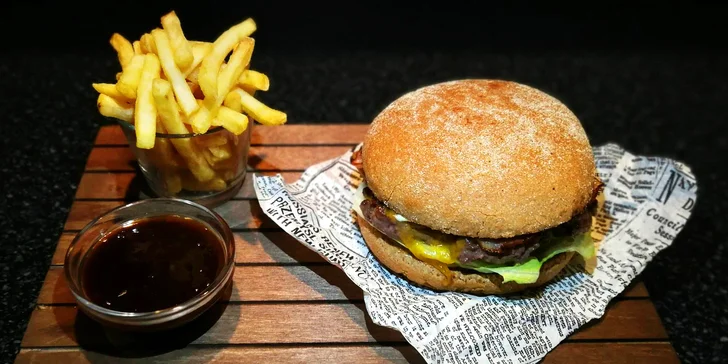 Rustikální burger s hranolky a domácím dipem v nedávno otevřené restauraci